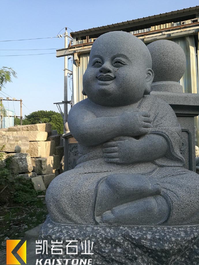 萌態(tài)可掬的小沙彌石雕 庭院設計中的禪意點綴